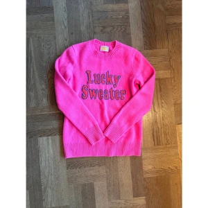 From Future tröja - Säljer den skitsnygga From Future tröja knappt använd och säljs inte längre. Kan tänka mig sälja för 950 kr😇Lånad bild💛