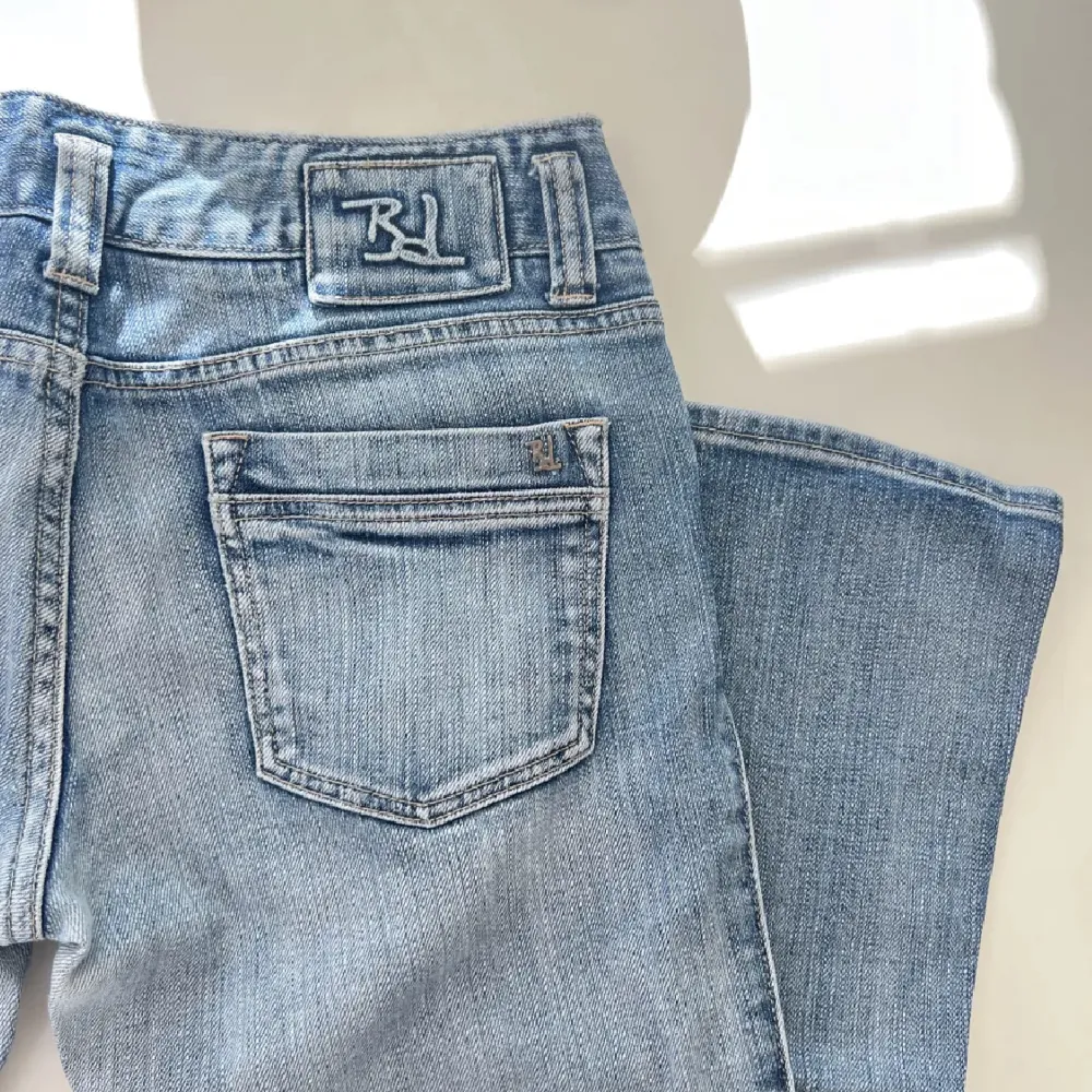 Säljer mina älskade favo jeans! Säljer för att jag inte ansvänder så ofta längre men dom har länge varit en favorit. Dom har ett rätt stort hål o rumpan som är lätt att sy igen me därav det låga priset!💙. Jeans & Byxor.