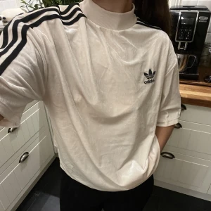 Adidas tröja - Sammetströja från adidas såå cool och unik. Fint skick. Oversized på mig som bär xs i vanliga fall