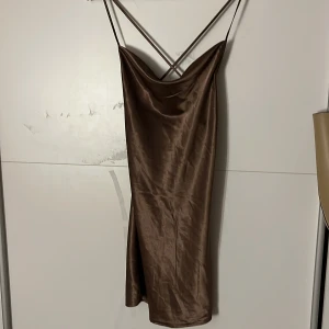 Brun satinklänning  - Från hm storlek S, aldrig använd 