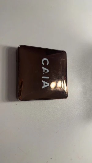 Caia bronzer  - Säljer min bronzer från caia då jag har väldigt många så denna är knappt använd💕bronzern är i färgen LA DIGUE