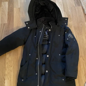 Moose knuckles jacka för barn - Denna är barnstorlek så passar endast barn mellan 8-10 år. Ordinarie pris 5000kr