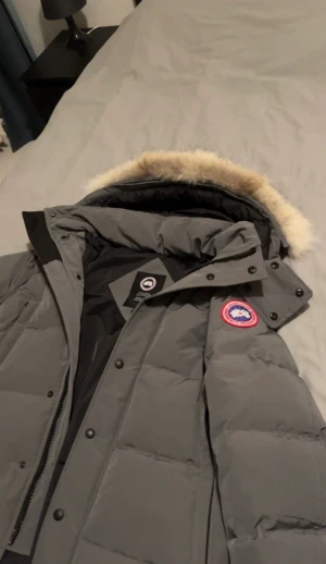 Canada Goose Wyndham - Canada Goose Wyndham. Använd men i gott skick, storlek: M/L. Kom gärna med rimliga med bud.