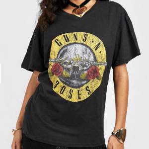 Cool och oversized t-shirtklänning med Guns n’ Roses tryck. Väldigt stor och härlig att bara glida runt i. Passar alla storlekar.