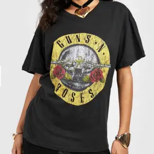 Cool och oversized t-shirtklänning med Guns n’ Roses tryck. Väldigt stor och härlig att bara glida runt i. Passar alla storlekar.