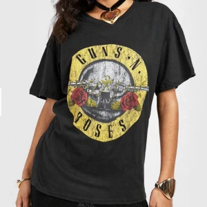 T-shirt klänning - Cool och oversized t-shirtklänning med Guns n’ Roses tryck. Väldigt stor och härlig att bara glida runt i. Passar alla storlekar.