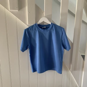 T-shirt  - Blå T-shirt från Gina Tricot som aldrig har använts, storlek M men är mindre i storleken🤍 Pris kan diskuteras