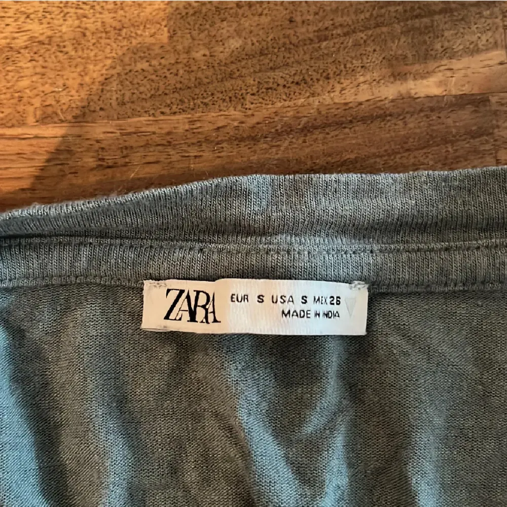 Säljer den här t-shirten från zara i stl S! Använd mycket därav priset💗 den är grön/blå/grå. Toppar.