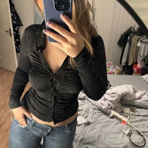 Svart tight tröja  - Super snygg svart tröja⭐️ sitter tyvärr för tight på mig 🙁 nästintill oanvänd!