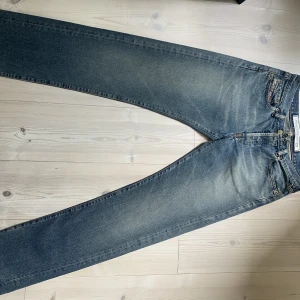 Diesel Jeans vintage  - Snygga diesel jeans  St 30 Mått  Midja 38 x 2 cm  Benlängd från gren 84 cm  Skriv privat för mer bilder 