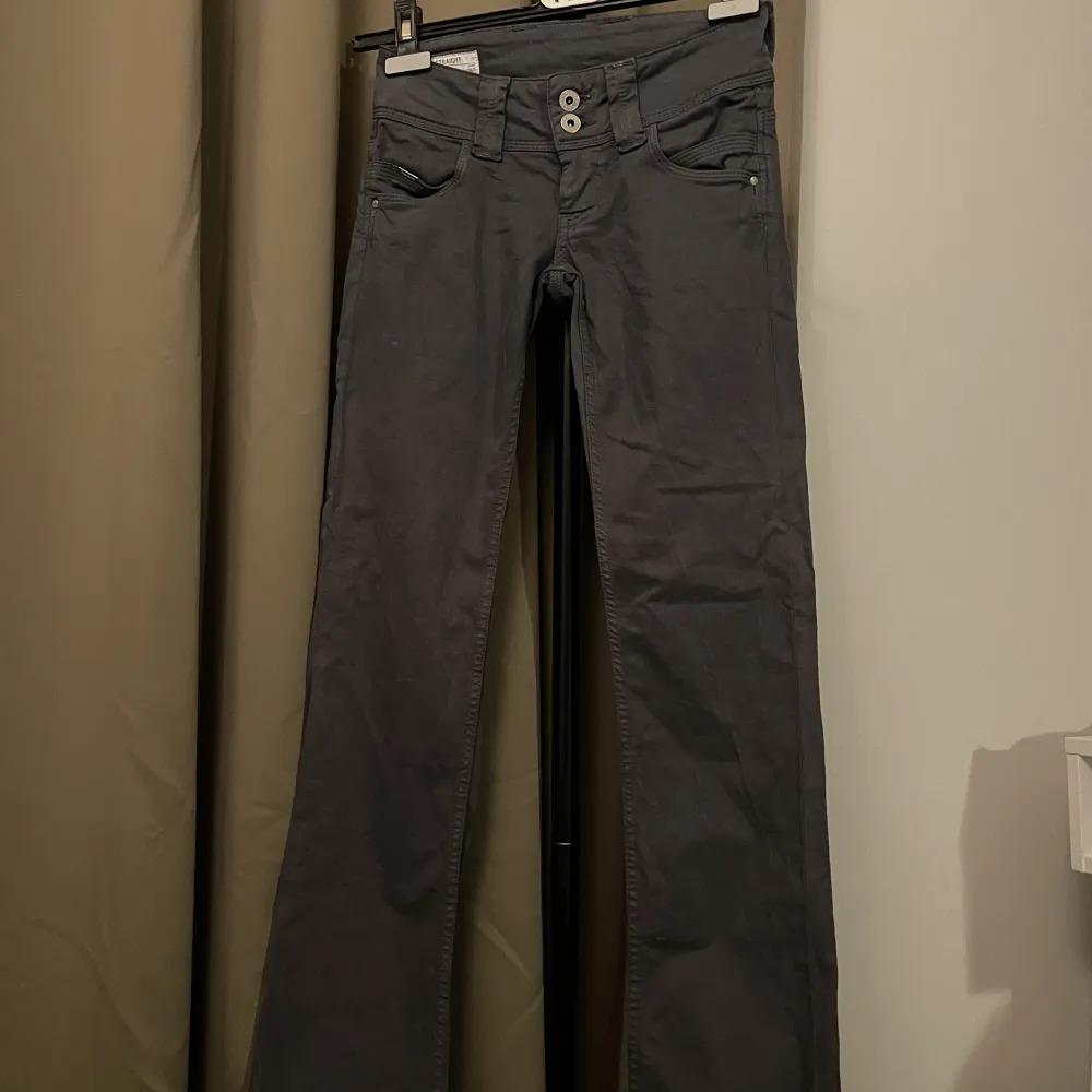 Mörkgrå lågmidjade jeans från Pepe Jeans, använda 1 gång och säljer pga garderobsrensning💕Dem sitter i straight/lite bootcut fit. Köpta på Zalando för 900, dem är i nyskick och har inga defekter. Skulle passa någon som är runt 160🫶. Jeans & Byxor.