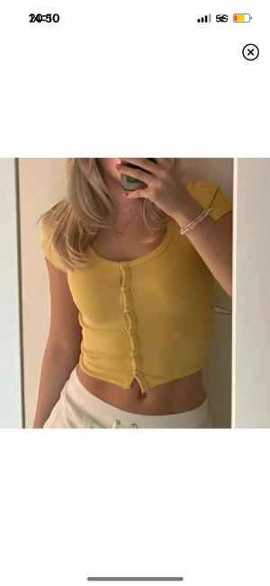 Gul topp - Lite senapsgul ribbad topp från gina tricot i stl xs💛