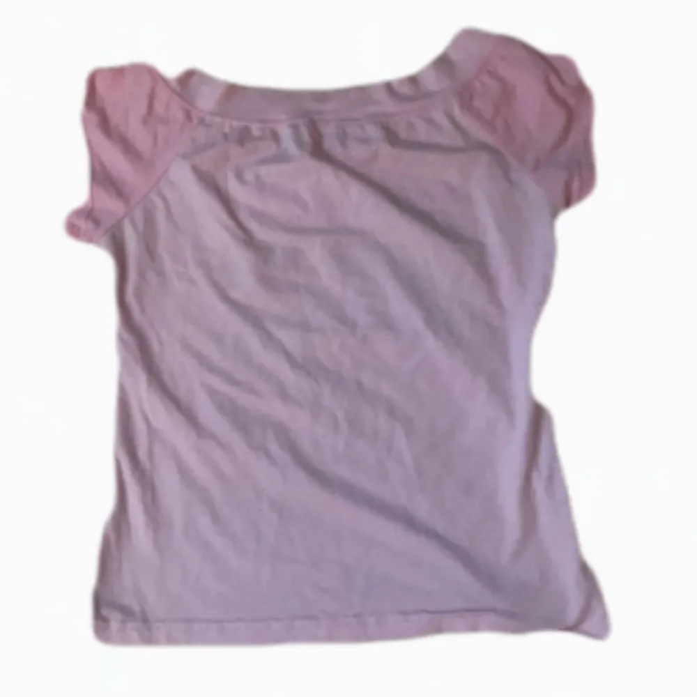 Jättefin rosa T-shirt med text gjort av paljetter där det står ”sweet american pie” köpte secondhand denna sommaren💞. T-shirts.