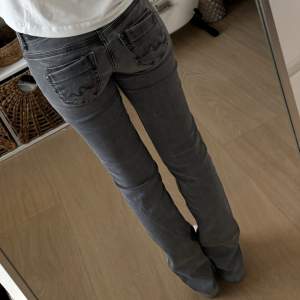 Ursnygga low waist jeans från märket pepe jeans. Köpta för ca 1100kr. Jag är 162 lång och de passar för mig perfekt i längden. 💕