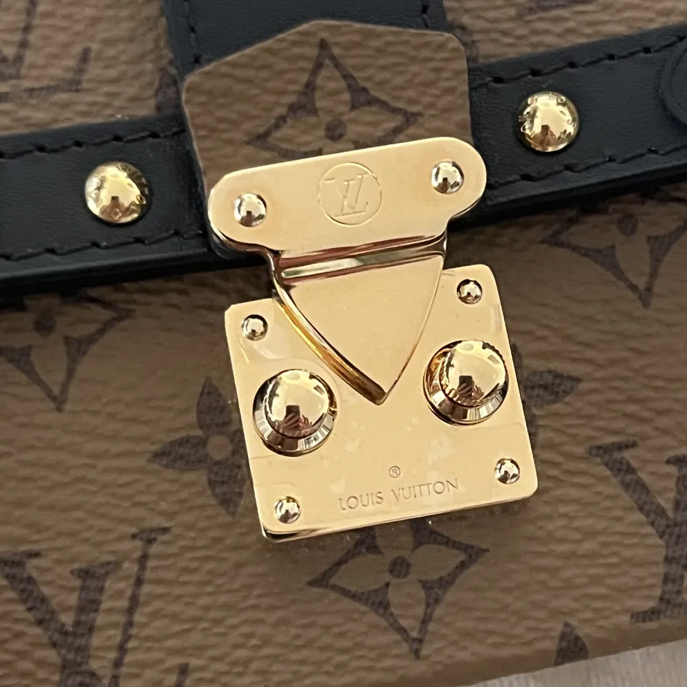 Louis Vuitton essential mini trunk bag!  köptes 2020 och inte använd sen dess (plast på låst på bild 2) pris kan alltid diskuteras💖. Väskor.