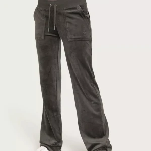 Juicy couture byxor mörk grå - Jag säljer mina juicy byxor i grå för att jag inte använder dem längre. De är i bra skick och har inte använts många gånger. 