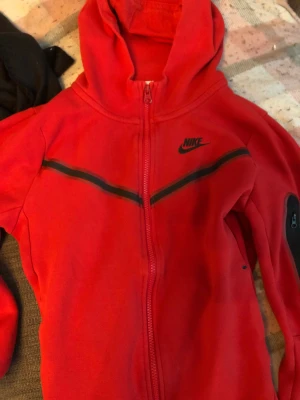 Nike tech röd  - Nike tech röd kvitto finns använd ett par veckor