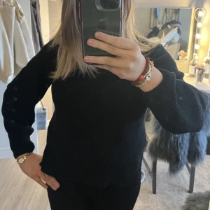 Stickad tröja från selected femme  - Stickad ribbad tröja med slits på sidan från! Andvänd ca 2 gånger<3