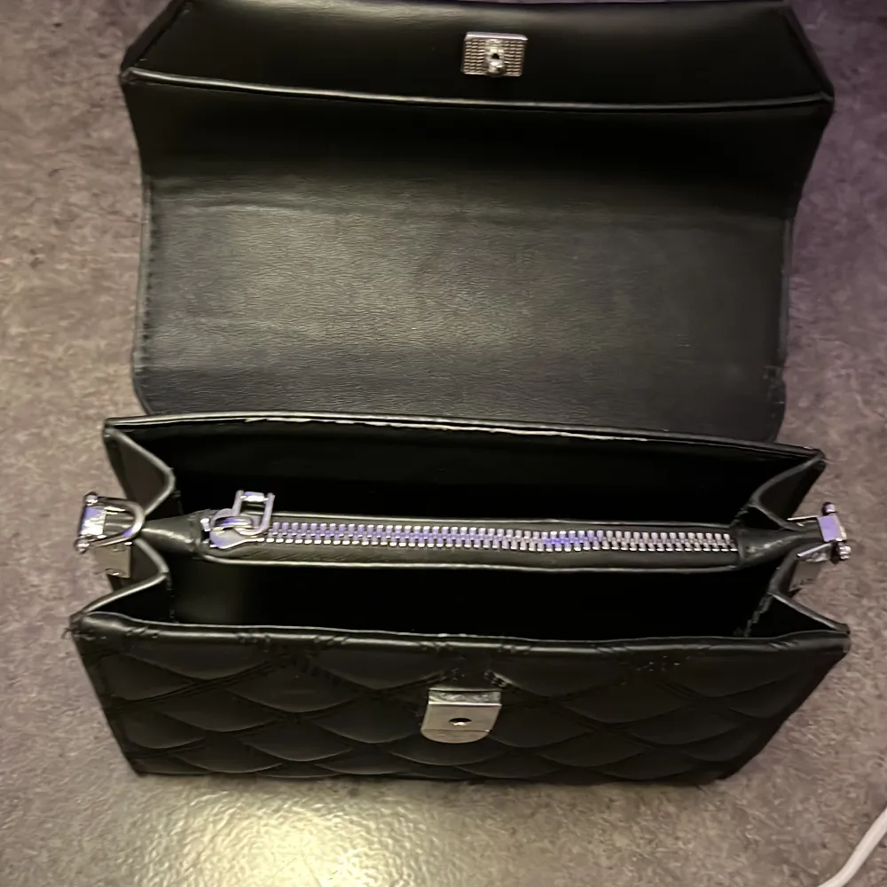 Jättefin svart handväska med ganska mycke utrymme. Har tyvärr inget axelband till den. Väskor.