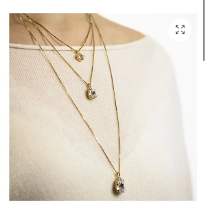 Caroline svedbom drop necklace - Har detta drop necklace från Caroline Svedbom. Den långa kedjan.  fint skick 