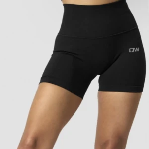 Träningsshorts  - Jättefina träningsshorts som bara är använda fåtal gånger. De är ifrån icaniwill och är i superskönt material. Säljer båda för 450kr