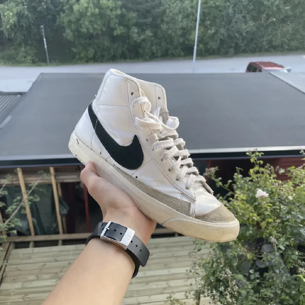 ⚪️ Nike blazer ⚪️ Väl använda men har fortfarande mycket liv kvar. Storlek 42,5. Saknar box 📦 . Skor.