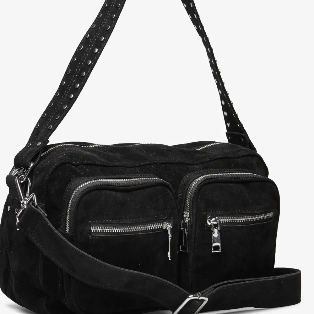 Säljer min svarta Noella väska. Ser helt ny ut. Säljer den för 300kr🤍. Väskor.