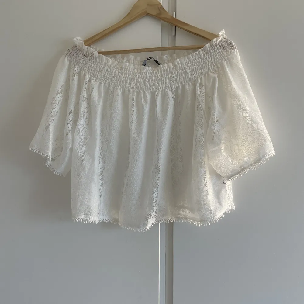 Romantisk offshoulder spetstopp från Gina Tricot. Kritvit utan defekter på plagget✨🤍 Storlek S men passar M och L också då den är väldigt stretchig i materialet!. Blusar.