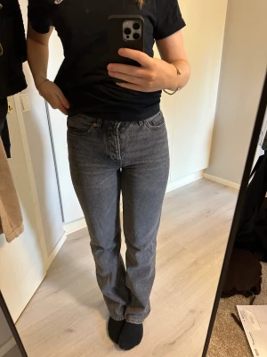 Snygga jeans - Raka jeans från hm. Dom är mid waist och grå/svarta i färgen. Passar dig dom är runt 170cm