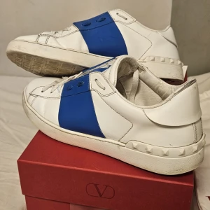 Valentino skor - Ett par blåa valentinos open sneakers  Skick 8/10 köpta på miinto i vintras så har allt og kvar samt änthetsbevis st 41 men passar 42,5 43 för valentinos är oftast stora i storleken  Pris kan diksuteras vid snabb affär  Alltid sugen på byten oxå 😁👍 