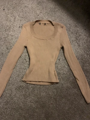 Stickad tröja - Stickad tröja. Vi kan diskutera priser i meddelandet 