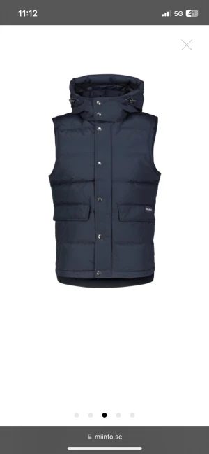 Woolrich Väst storlek S - Säljer nu min väst då den blivit för liten. Nypris 3800,  Storlek S. 9/10 i skick så alltså Inget fel på den. Pris kan diskuteras. Kom privat för mer info och bilder