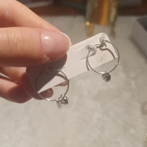 Örhängen - Säljer dom här örhängena för att jag inte har någon användning av Dom💕 och har då aldrig använt dom💗