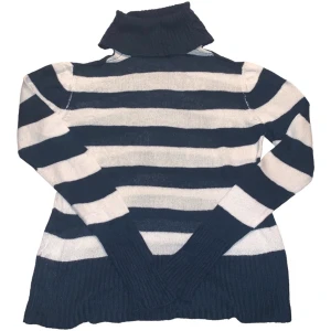 Randig blå och vit Turtle Neck - Väl omhändertagen  Bra färger!   Värma.