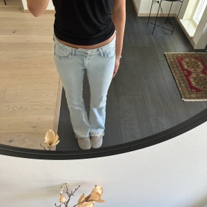Lågmidjade Jeans - Jätte fina Lågmidjade jeans från hm. Använda fåtal gånger.💕