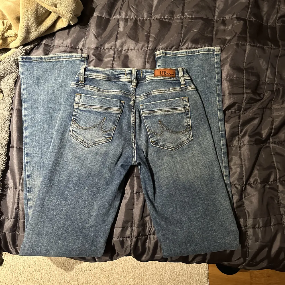 Säljer dessa låga Ltb jeansen i modellen Valerie. De är storlek 24/32 och passar mig som är 167 cm. . Jeans & Byxor.