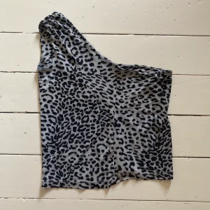 enärmad topp - köpt på humana, använd kanske två gånger. för liten för mig. jag är en m. 