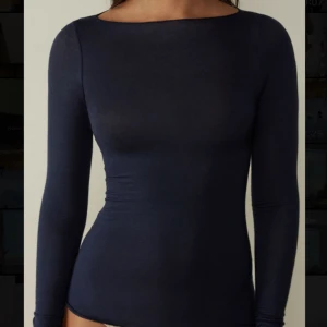 Intimissimi tröja - Säljer min jätte fina nästan oanvända intimissimitröja i färgen mörkblå. Den är i bra skick. Kan mötas upp eller posta💖 pris kan diskuteras. 