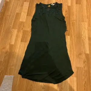 H&M klänning i fint mörkgrönt färg Strl M