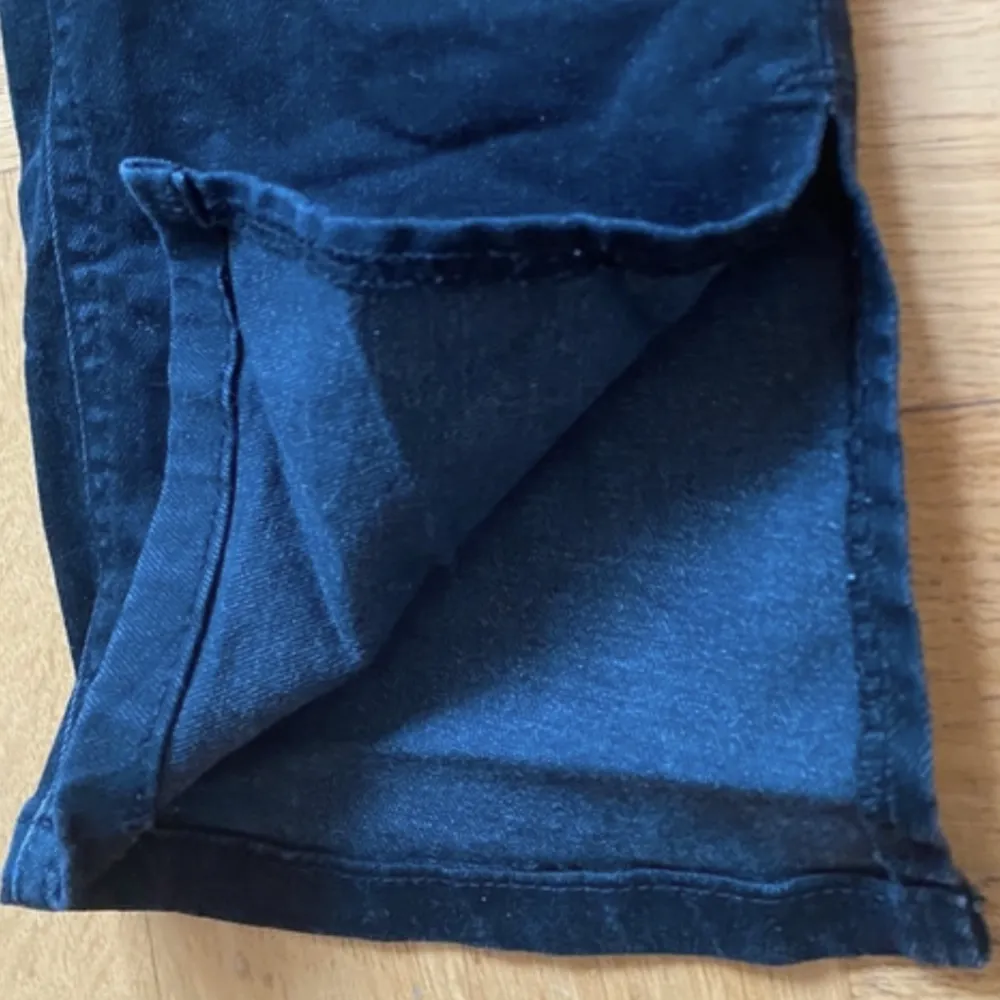 Svarta jeans från BUBBLEROOM. Se bild två. Storlek L men väldigt tajta dörför skulle jag söga storlek S/M. Jeans & Byxor.