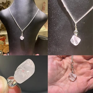 Nytt handgjort hänge med rosenkvarts och Bergskristall  - Nytt hänge med vacker bergskristall pärla och rosenkvarts pärla (mer rosa irl) kedja ingår ej! Ca 3cm totalt 