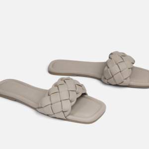 Säljer dessa fina beiga sandaler då de inte kommer till användning. Sandalerna är i god skick och är i storlek 41 men passar även 40!💕