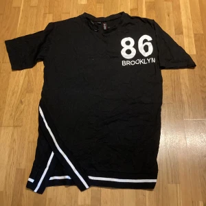 Big t-shirt  - Slits fram text på ryggen 