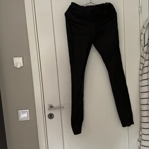Skinn/läderbyxor - Svarta stretchiga skinny från Vero Moda!  Kan skicka bättre bilder hade inte mer ljus i rummet när bilden togs! 
