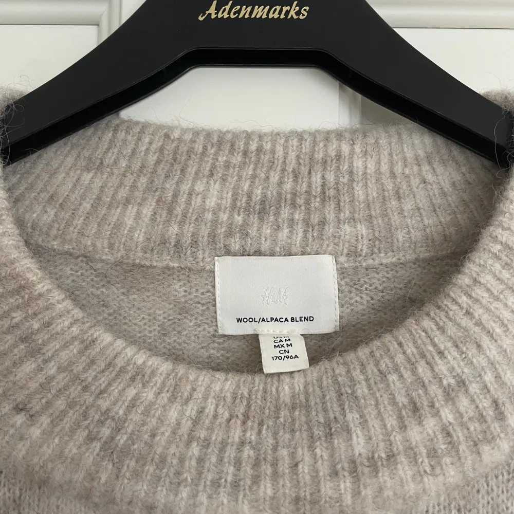Stickad tröja i wool/alapca balnd från H&M. I storlek M, använd ca 3 gånger . Stickat.