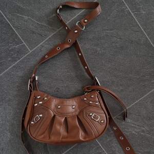 Brun Balenciaga liknande väska 🤎🤎 Jätte fint skick! Se bild 3 för pytte litet slitage, syns dock inte. Använd gärna köp nu 🫶