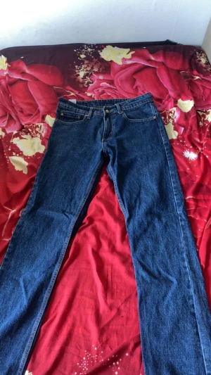Levis 513 W30 L34 - Levis i mörkblå färg.Liten cirkel i bakfickan