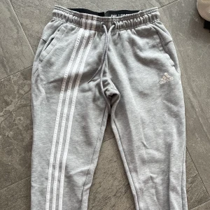 Adidas Mjukisbyxor  - Gråa mjukisbyxor från Adidas. Använda fåtal gånger. Supersköna i materialet.