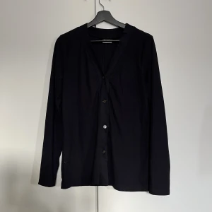 ribbad topp - långarmad med tumhål! lite oversized och knappt använt :)