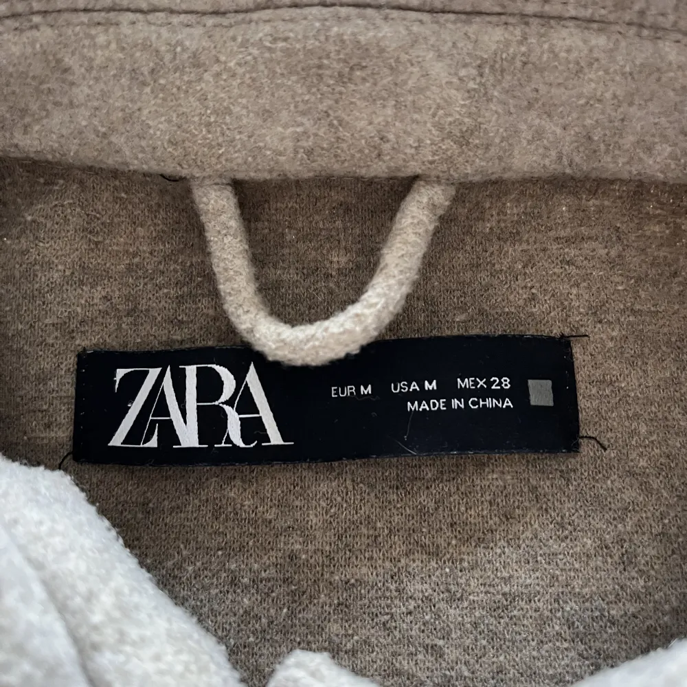 Säljer denna kappa ifrån zara i storlek S. Pris 200kr köpare står för frakt ❤️🥰🤩. Jackor.